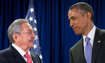 Barack Obama stands with Raúl Castro
