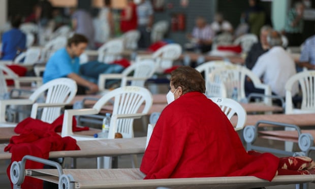 La gente se refugia en un centro de evacuación en medio de los incendios forestales en la provincia de Zamora, en medio de la segunda ola de calor de este año en España.