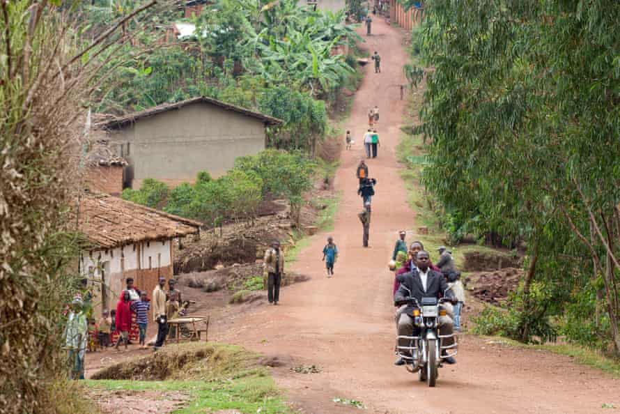 (To illustrate lack of infrastuctures) Kayanza, Burundi. 23rd Sep, 2013. People go along a street in a village near Kayanza, Burundi, 23 September 2013.