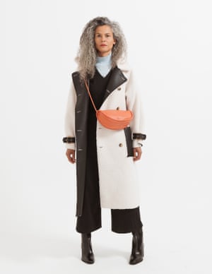 model vesh pallto, 99, topshop.com. Qafa e rrotullës, 89 £, markëreskencer.com. Jumpsuit, 125, peopletree.co.uk. Bizmet, 290 £, aeyde.com. Baganta, 88, arket.com