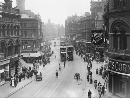 A black and white photo of people and trams on Boar Lane, Leeds, in 1921.