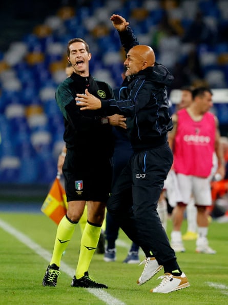 Luciano Spalletti and the assistant referee during the match.