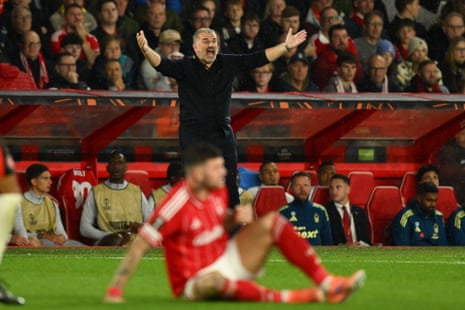 Torcida do Nottingham Forest demonstra insatisfação no City Ground.