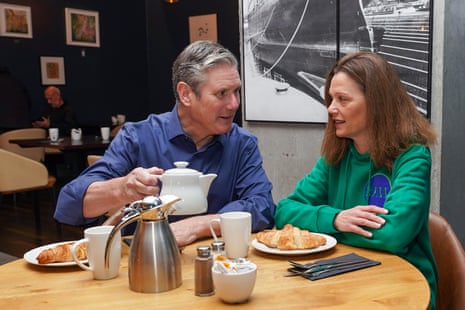 كير ستارمر وزوجته فيكتوريا يتناولان وجبة الإفطار في مؤتمر حزب العمال هذا الصباح.