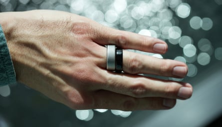 The Oura Ring 5 on someone's hand