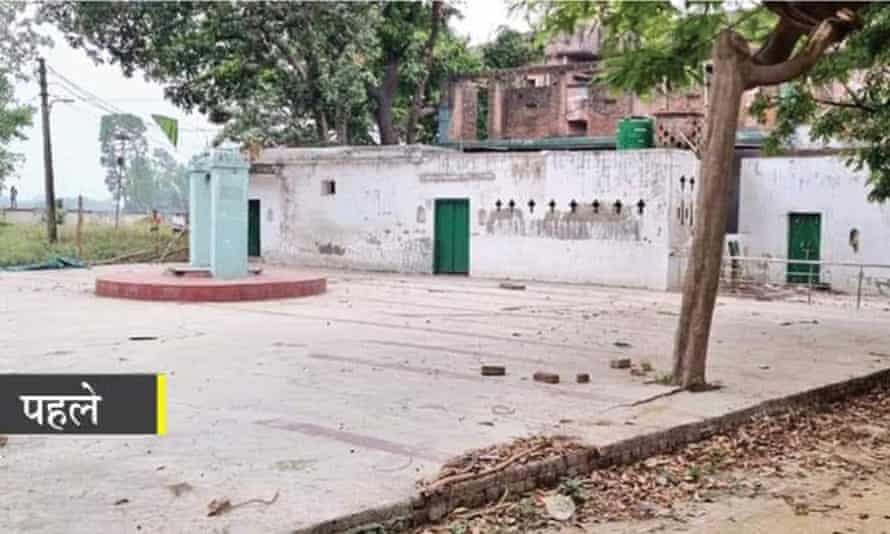 The mosque in the district of Barabanki in Uttar Pradesh before its demolition.