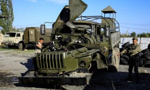 Un camion militar armean a fost avariat în lupta cu Azerbaidjanul pentru regiunea separatistă din Nagorno-Karabakh.