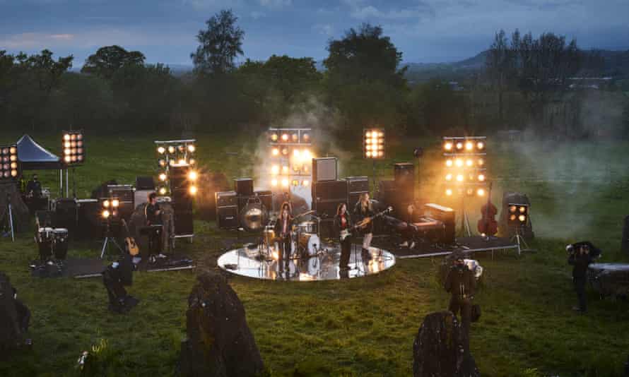 أداء غشاء البكارة المباشر في الدائرة الحجرية.