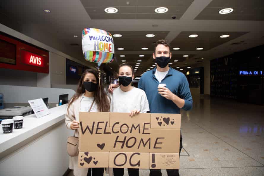 كلير ليونز ، الوسط وريان بويد ، إلى اليمين ، في انتظار أختهم كارلي بويد