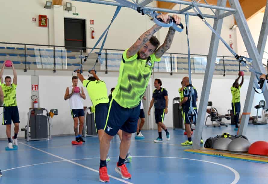 Francesco Acerbi ha smesso di allenarsi a casa e di andare in discoteca per le serate tranquille.