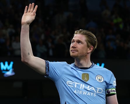 Premier League - Manchester City v AFC Bournemouth<br>Soccer Football - Premier League - Manchester City v AFC Bournemouth - Etihad Stadium, Manchester, Britain - May 20, 2025
Manchester City's Kevin De Bruyne during a lap of appreciation after the match as he plays his last match at the Etihad Stadium Action Images via Reuters/Lee Smith EDITORIAL USE ONLY. NO USE WITH UNAUTHORIZED AUDIO, VIDEO, DATA, FIXTURE LISTS, CLUB/LEAGUE LOGOS OR 'LIVE' SERVICES. ONLINE IN-MATCH USE LIMITED TO 120 IMAGES, NO VIDEO EMULATION. NO USE IN BETTING, GAMES OR SINGLE CLUB/LEAGUE/PLAYER PUBLICATIONS. PLEASE CONTACT YOUR ACCOUNT REPRESENTATIVE FOR FURTHER DETAILS..