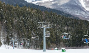 Télésiège sur la forêt enneigée d'Abetone