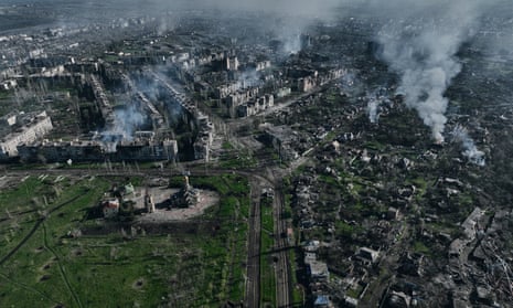 دود از ساختمان ها در این نمای هوایی باخموت، محل سنگین ترین نبردها با نیروهای روسی در منطقه دونتسک، اوکراین، چهارشنبه، 26 آوریل 2023 بلند می شود.