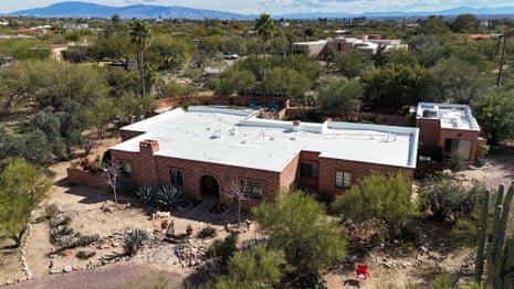 Людина, яка транслює розслідування в прямому ефірі на їхній смартфон