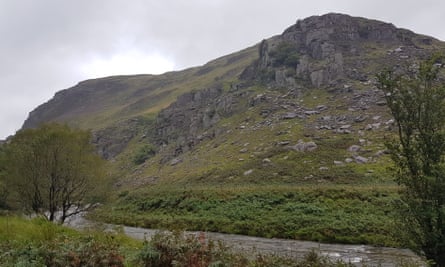 La rivière Towy qui traverse la réserve de Gwenffrwd Dinas à Ceredigion, au Pays de Galles, par une journée d'automne grise.