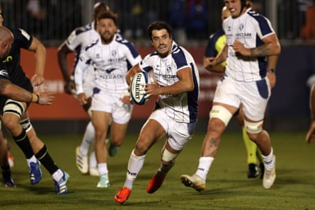 Adam Hastings runs with the ball