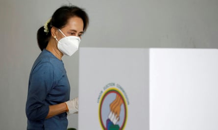 Aung San Suu Kyi arrived to vote early in Naypyitaw before the election