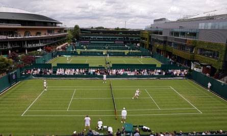 Pemain termasuk Andy Murray dan Novak Djokovic melakukan pemanasan di Wimbledon