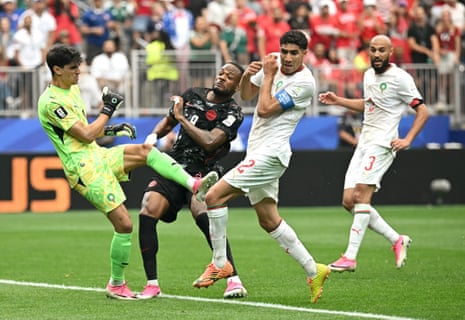Cyle Larin collides with Yassine Bounou.