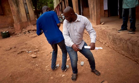 Malians greet each other without touching their hands
