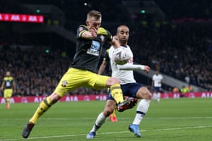 Ward-Prowse controla el balón.