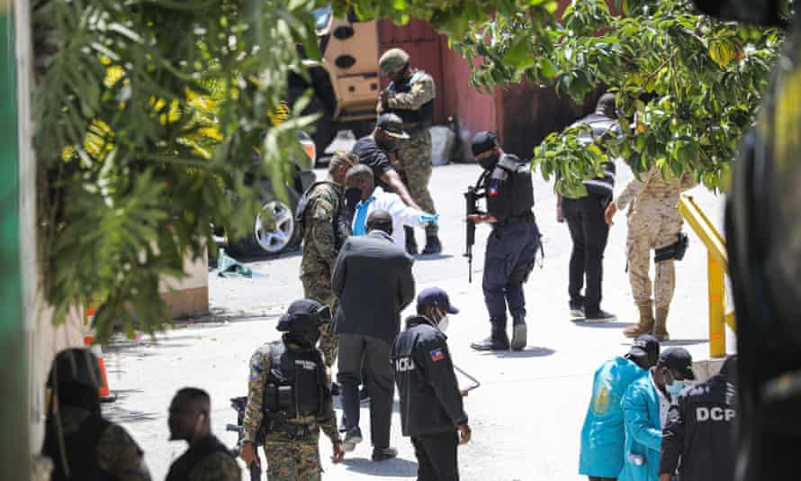 Haiti polisi ve adli tıp memurları, Çarşamba günü Port-au-Prince'deki başkanlık konutunun dışında kanıt arıyor.