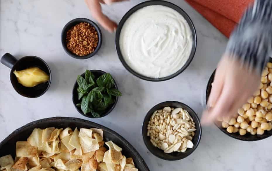 Ingredientes Fattah: abundante mantequilla o ghee, menta fresca, ajo crujiente, almendras y piñones, garbanzos y yogur con pan libanés tostado.