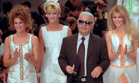 Karl Lagerfeld dengan, dari kiri, Cindy Crawford, Linda Evangelista dan Claudia Schiffer pada tahun 1995.