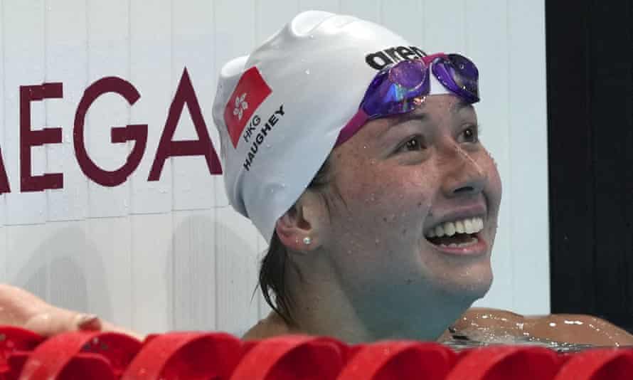 Sioban Houji z Hongkongu uśmiecha się po finale 200 m stylem dowolnym w Tokio
