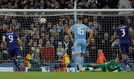 Karim Benzema scores a Panenka penalty for Real Madrid against Manchester City.