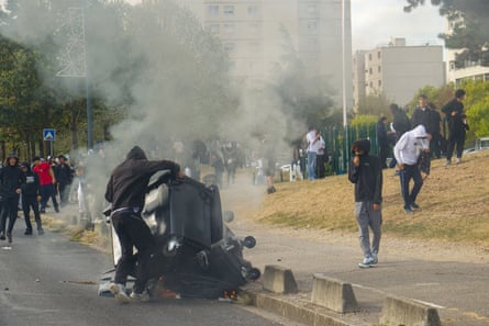 Demonstrators burned rubbish bins in the Lycées du Rhône on Tuesday.