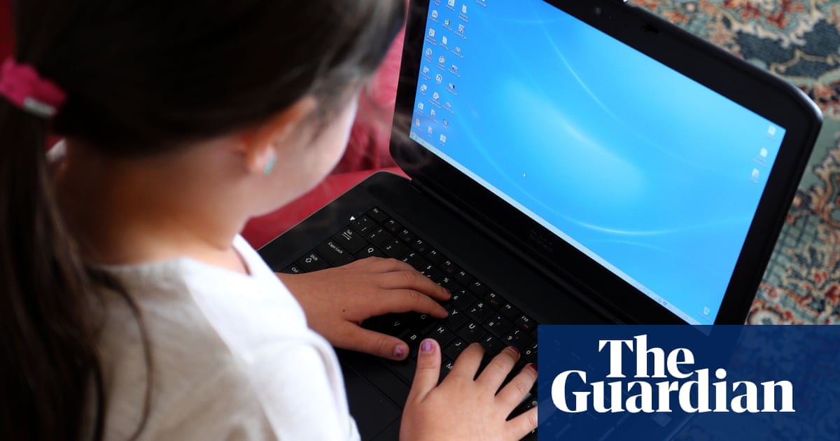 Teaching union urges schools to stop 'parent bombing' of online classes