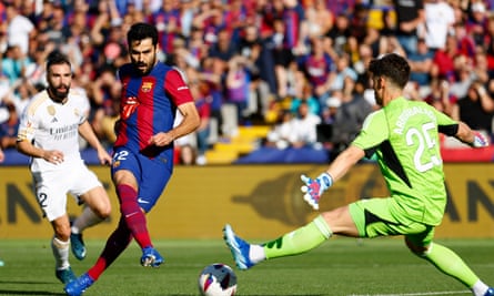 Ilkay Gündogan shoots past Real Madrid goalkeeper Kepa and puts Barcelona in the lead.