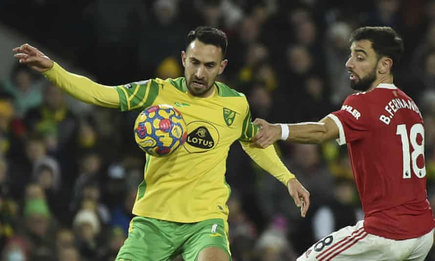 Lucas Robb dari Norwich menantang bola dengan Bruno Fernandes