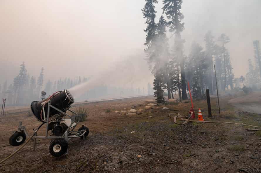 Schneefräsen sprühen Wasser, um die Gebäude zu retten.