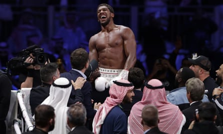 Anthony Joshua merayakan kemenangan atas Andy Ruiz Jr di Diriyah pada 2019