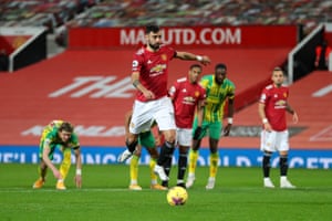 Bruno Fernandes of Manchester United scores his retaken penalty.