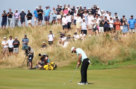 Scottie Scheffler makes a putt