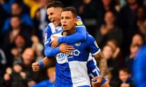 Jonson Clarke-Harris celebra con Tyler Smith después de anotar para Bristol Rovers.