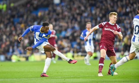 Le remplaçant Danny Welbeck tire le quatrième but de Brighton contre West Ham.