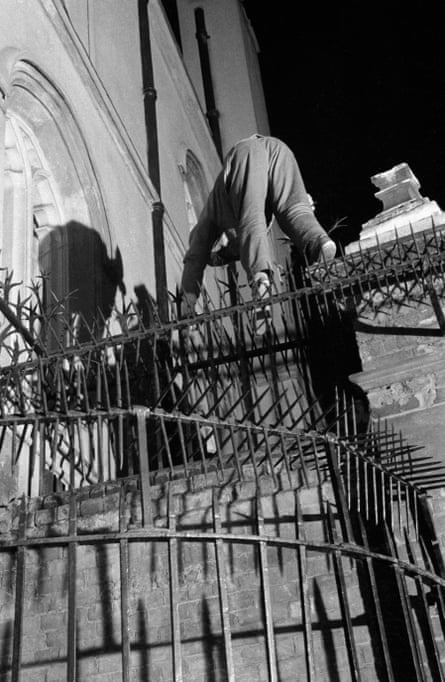 إحدى الصور الفوتوغرافية التي التقطها جون بولمر للطلاب وهم يتسلقون ليلاً على سطح أحد المباني التاريخية بجامعة كامبريدج، حوالي يونيو 1959.