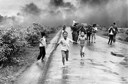 Balck and white image of Vietnamese children fleeing a napaalm attack, 1972