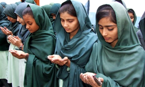 Schoolgirls pray for victims. pakistan