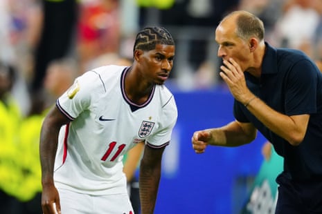 Coach Tuchel with a little word for substitute Marcus Rashford.