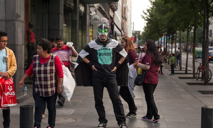 Peatónito – el superhéroe que lucha para que las calles de la ... Banqueta creativo Bajas