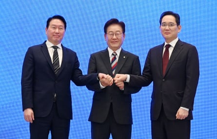 South Korean president Lee Jae-myung holds hands with Samsung Electronics Chairman Lee Jae-yong, right, and SK Group Chairman Chey Tae-won as they announced a new computer chipmaking hub on Monday.