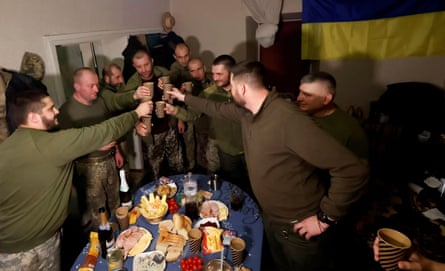 우크라이나 군인들이 새해 전야를 축하하기 위해 도네츠크 지역의 군 휴게소에서 건배를 나눕니다.
