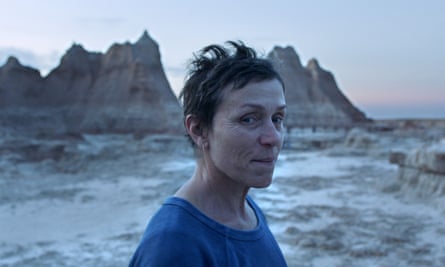 Frances McDormand in Nomadland, directed bu Chloe Zhao.