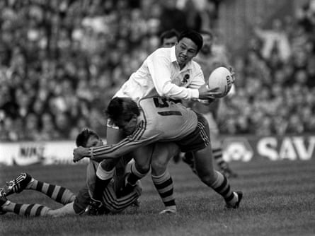 Rory Underwood is tackled by Andrew Leeds.