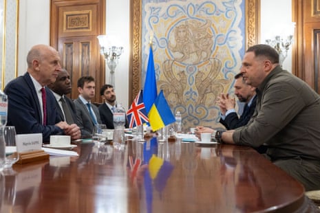 The head of the Ukrainian presidential office, Andriy Yermak (right), in a meeting with John Healey and David Lammy.